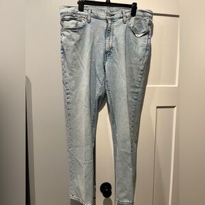 Men’s Levi’s straight leg jeans